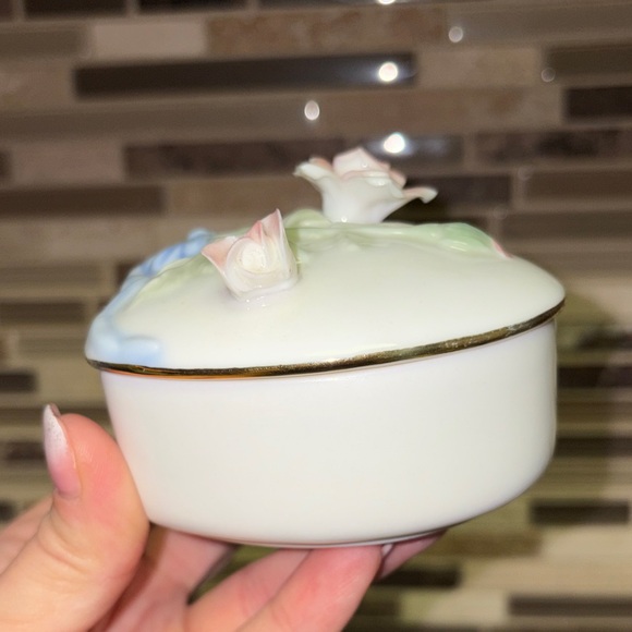 Heritage House Celebration of Love Love Story Porcelain Music Trinket Box - Picture 4 of 8